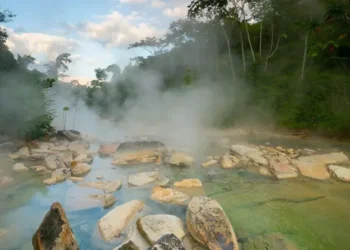 Rio fervendo na Amazônia: água com temperatura de 100 graus
