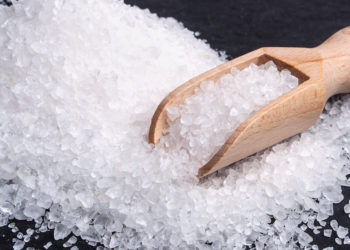 Colocar sal grosso na porta realmente ajuda a ganhar dinheiro?