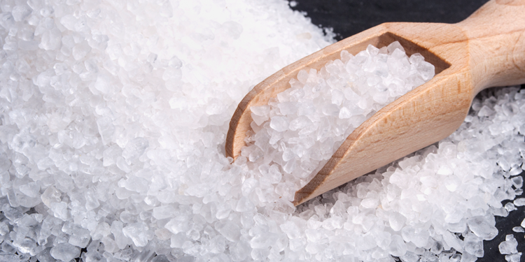 Colocar sal grosso na porta realmente ajuda a ganhar dinheiro?