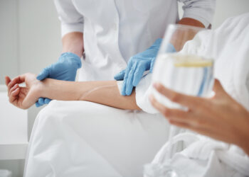 Vitamina em excesso pode deixar sua urina preta