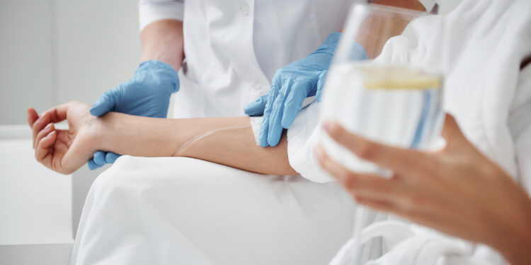 Vitamina em excesso pode deixar sua urina preta