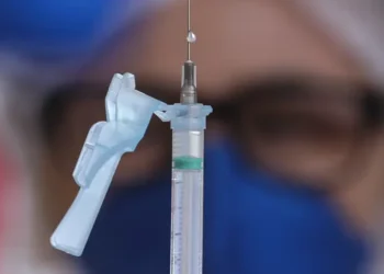 Fábrica gigante que produz vacinas vai ser construída no Brasil