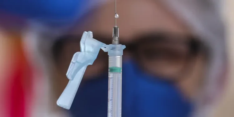 Fábrica gigante que produz vacinas vai ser construída no Brasil