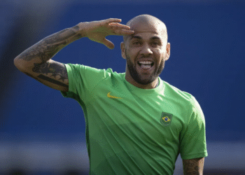 Daniel Alves apareceu novamente vestindo camisa de grande clube