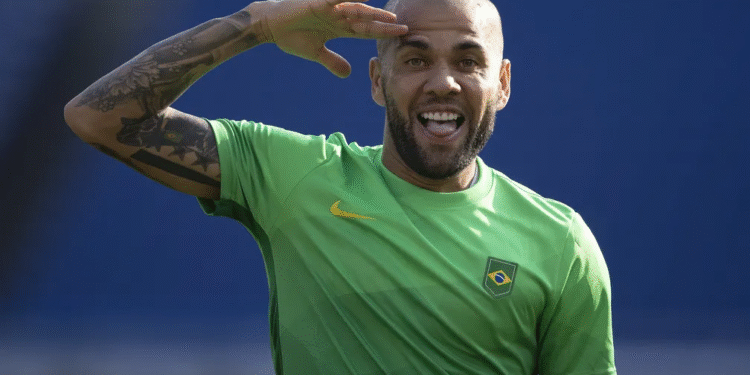 Daniel Alves apareceu novamente vestindo camisa de grande clube