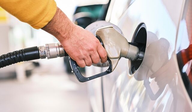 Brasileiros recebem péssima notícia sobre preço de gasolina