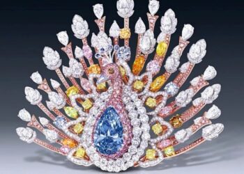 Animal aparece preso dentro de jóia rara que vale R$ 490 milhões