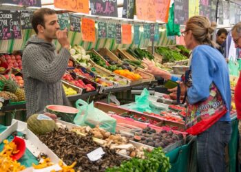 Alimentos populares podem custar mais barato no mercado este mês