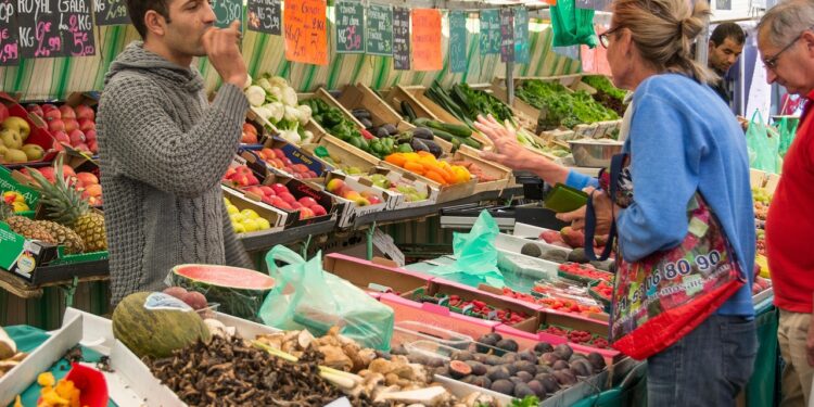 Alimentos populares podem custar mais barato no mercado este mês