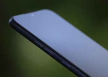 Técnica secreta para limpar capinha do celular e deixar brilhando