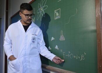 Governo presenteia professores que já podem retirar benefício