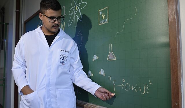 Governo presenteia professores que já podem retirar benefício