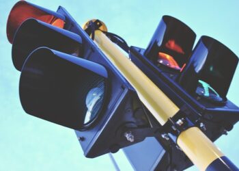 Semáforos do Brasil devem ganhar mais uma cor além do verde e vermelho