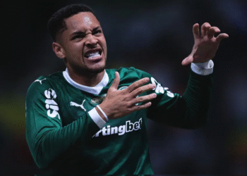 Grave! Vitor Roque chamou a própria mãe de interesseira em ligação