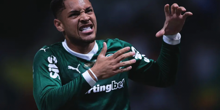 Grave! Vitor Roque chamou a própria mãe de interesseira em ligação