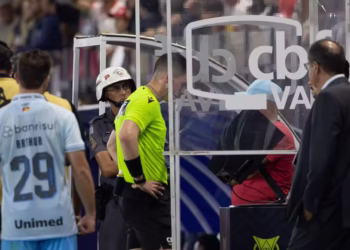 Renomado jogador do futebol brasileiro afirma que está sendo roubado