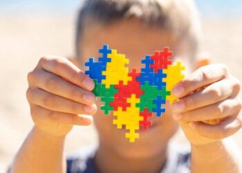 Brasileiros com autismo podem receber salário mínimo e solicitar saque