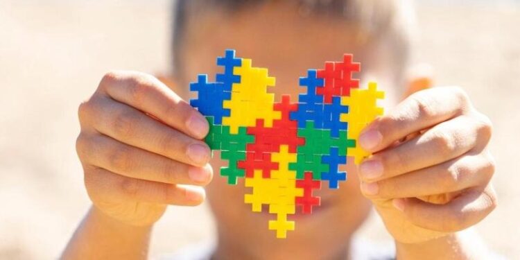 Brasileiros com autismo podem receber salário mínimo e solicitar saque