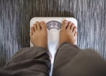Pare de fazer isso imediatamente e você vai emagrecer
