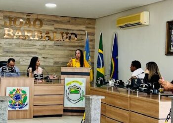 Vereador solta pum durante sessão no plenário e todos caem na risada