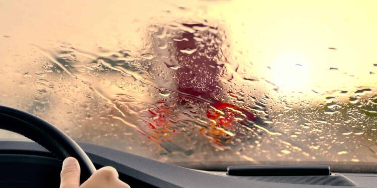 Quem dirige com o vidro molhado no carro pode tomar multa?