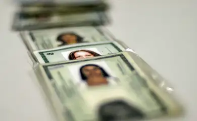 Produza logo sua identidade ou você vai ser proibido de andar neste país