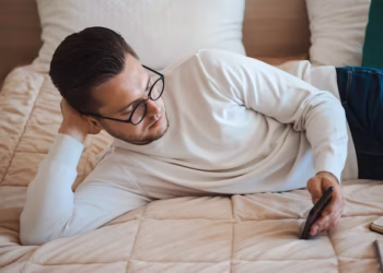 Profissão paga super bem e você pode trabalhar deitado na sua cama com celular na mão