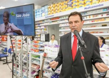 Bilionário gremista dono de farmácia fecha o estádio Beira-Rio e comemora