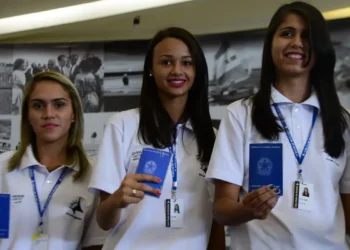 Trabalhar aos 14 anos é permitido? Só se for assim e a maioria não sabe como