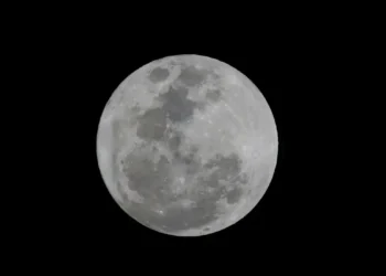 O que acontece se um asteroide se choca com a Lua?