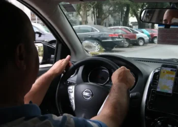Motoristas de aplicativos trabalham demais e ganham menos do que muitos brasileiros