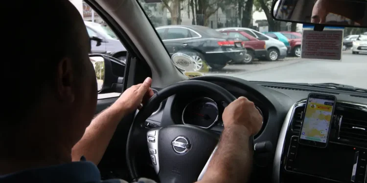 Motoristas de aplicativos trabalham demais e ganham menos do que muitos brasileiros