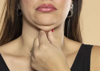Creme fácil de comprar remove papada e te deixa com aspecto de modelo