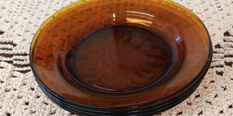 Prato marrom que todas mães tinham em casa virou artigo de luxo e vale muito dinheiro