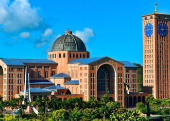 Maior igreja do Brasil tem tamanho de um campo de futebol e só perde pro Vaticano