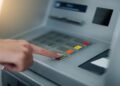 Fim dos saques eletrônicos foi confirmado oficialmente e já está em vigor neste país