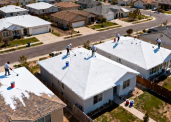 Nova lei obriga donos de casas a pintar os telhados da mesma cor?
