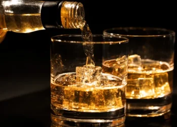 Bar que vende uísque abandona produto da casa e começa a vender outras bebidas