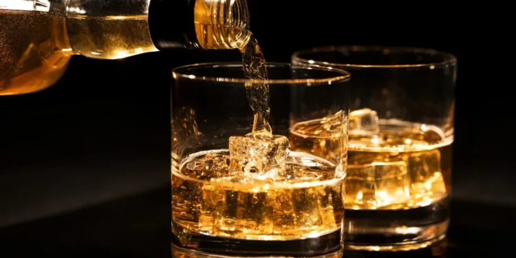 Bar que vende uísque abandona produto da casa e começa a vender outras bebidas