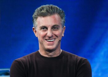 Pouca gente sabe, mas o salário de Luciano Huck na Globo pode comprar uma mansão por mês