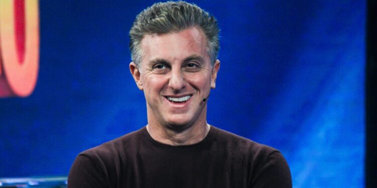Pouca gente sabe, mas o salário de Luciano Huck na Globo pode comprar uma mansão por mês