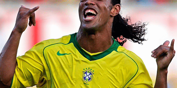 Ronaldinho Gaúcho abandona aposentadoria, assina contrato e está de volta