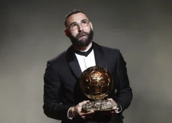 Benzema já desembarcou em Porto Alegre para se apresentar