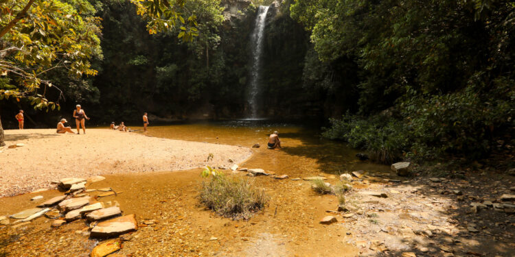 Cidade colonial brasileira tem ruas que levam até uma cachoeira secreta