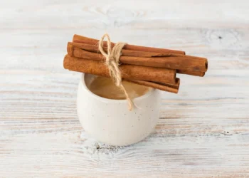 Por que é recomendado misturar canela com vinagre?