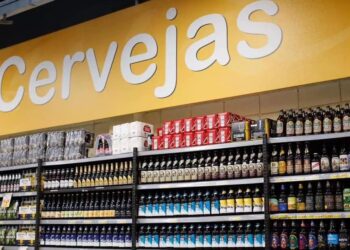 Cerveja some das prateleiras nos supermercados: qual o motivo?