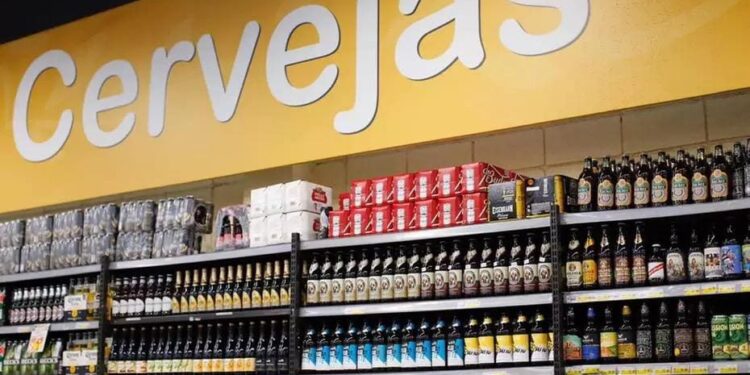 Cerveja some das prateleiras nos supermercados: qual o motivo?