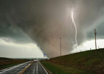 12 estados brasileiros recebem alerta sobre chuvas, tornados, calor e frio