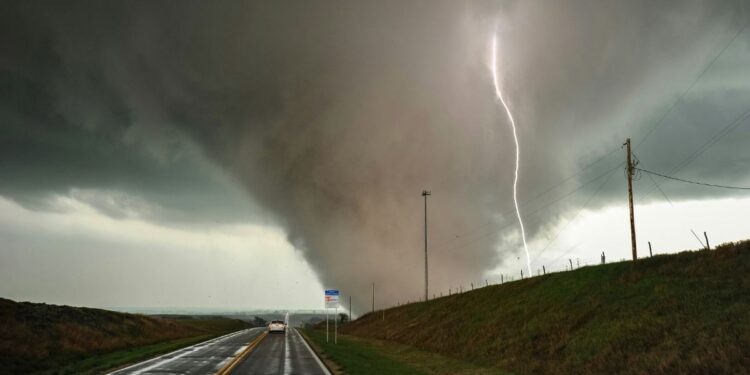 12 estados brasileiros recebem alerta sobre chuvas, tornados, calor e frio