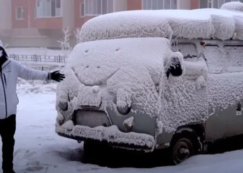 Cidade mais fria do mundo congela até os carros e quebra dedos por conta do gelo